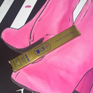 Salute to the Sun Drama bomb Mascara UOMA